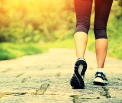 Scopri di più sull'articolo Yoga e Camminata: L’Unione Perfetta per Corpo e Mente